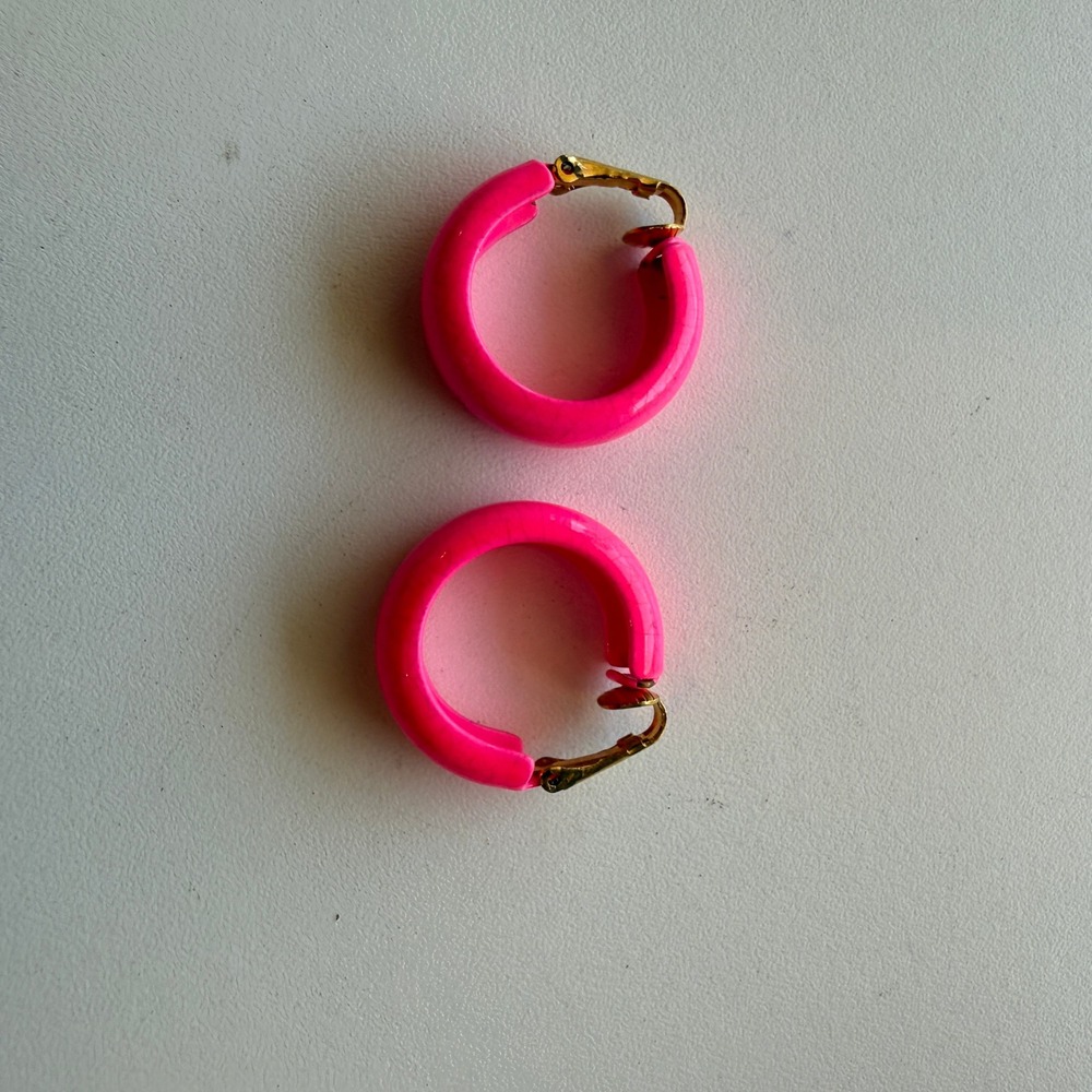 Neon Pink Chunky Hoop Earrings Retro 80s Style Gold Tone Clip On Wide Round